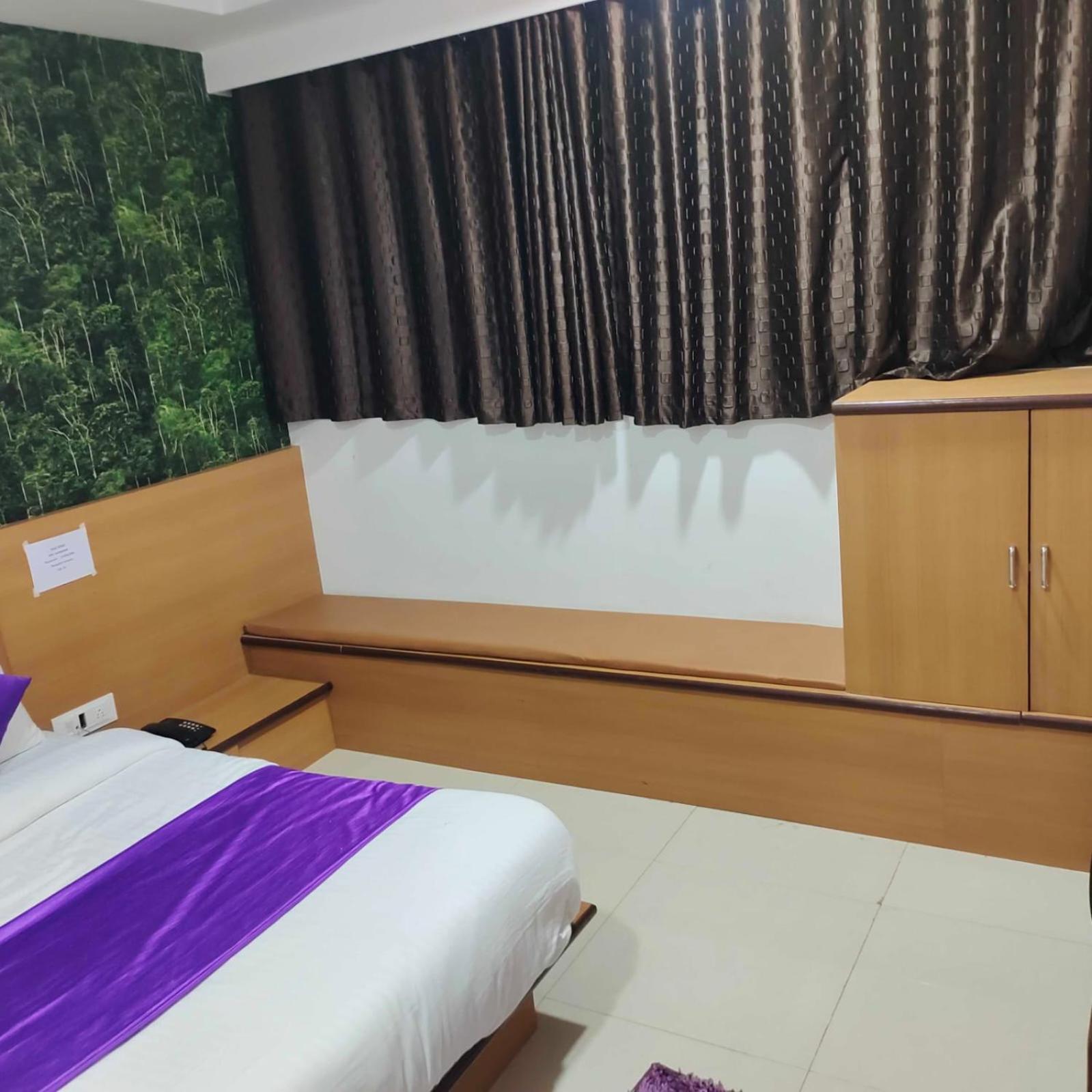 Hotel Globle Vadodara Eksteriør billede
